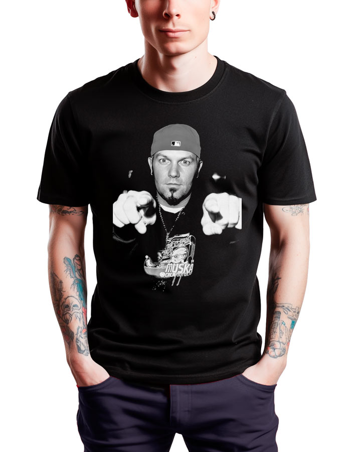 LIMP BIZKIT koszulka męska czarna z nadrukiem Freda Dursta w czapce, wskazującego na aparat. Model z tatuażami.