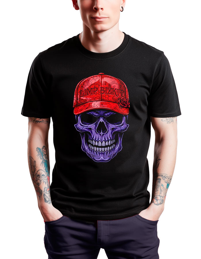 Czarna koszulka męska z fioletową czaszką oraz czerwona czapka LIMP BIZKIT z motywem "Hat skull" na model.