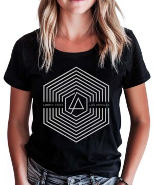 Czarna damska koszulka LINKIN PARK "Concentric" z geometrycznym wzorem w heksagony i trójkąty, modelka stoi z rękami w kieszeniach.
