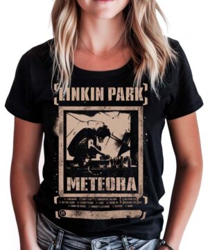 Czarny t-shirt LINKIN PARK "Meteora poster" z osobą namalowaną sprayem i listą utworów na dole, noszony przez kobietę.
