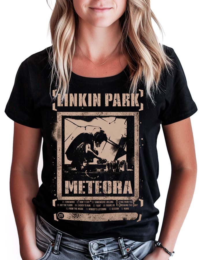 Czarny t-shirt LINKIN PARK "Meteora poster" z osobą namalowaną sprayem i listą utworów na dole, noszony przez kobietę.