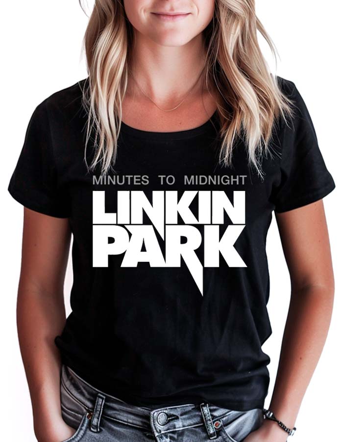 Czarna damska koszulka LINKIN PARK "Minutes to Midnight", widoczny napis, osoba trzyma ręce w kieszeniach dżinsów.