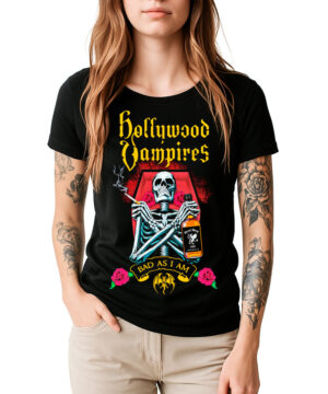 Czarna damska koszulka HOLLYWOOD VAMPIRES „Bad As I Am” z nadrukiem szkieletu trzymającego butelkę, różami oraz napisem „Bad As I Am”. Na zdjęciu widoczna jest kobieta z tatuażami na rękach, prezentująca produkt.