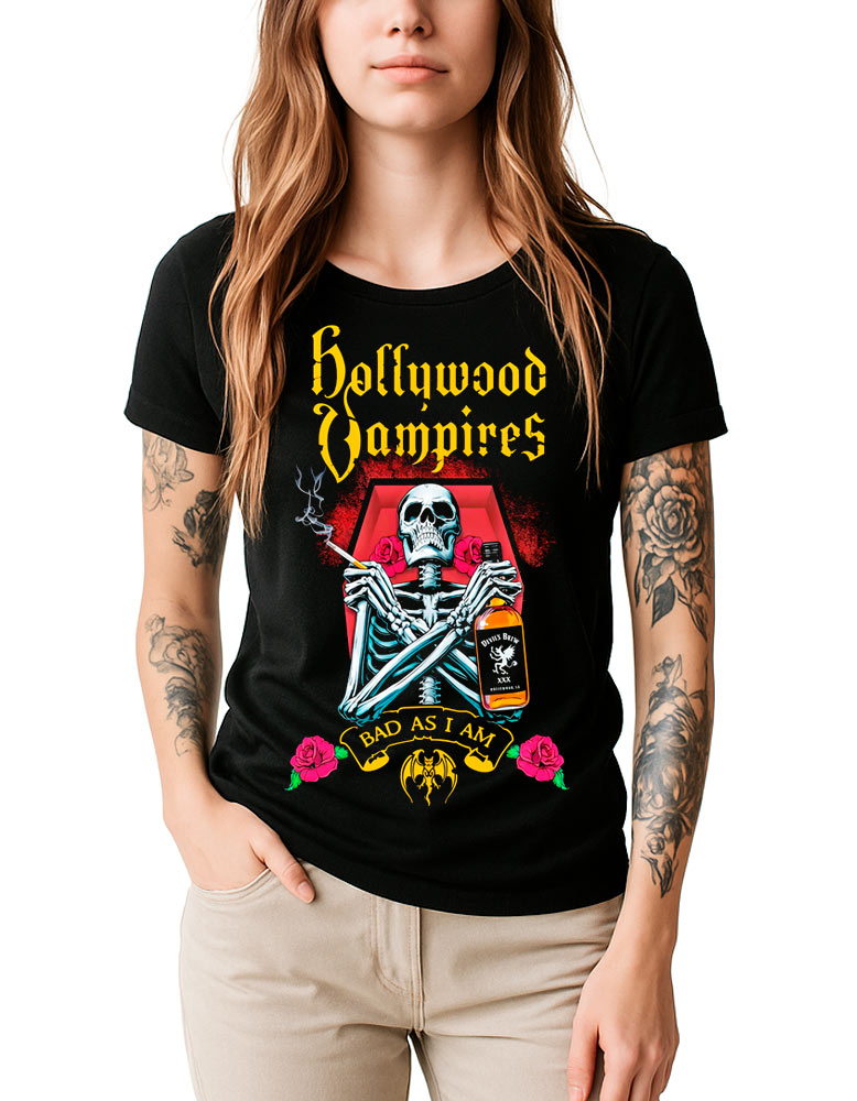 Czarna damska koszulka HOLLYWOOD VAMPIRES „Bad As I Am” z nadrukiem szkieletu trzymającego butelkę, różami oraz napisem „Bad As I Am”. Na zdjęciu widoczna jest kobieta z tatuażami na rękach, prezentująca produkt.