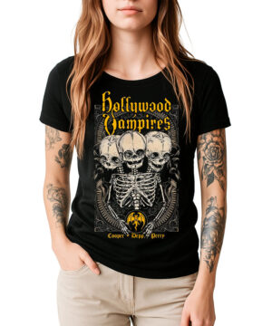 Czarna damska koszulka HOLLYWOOD VAMPIRES „Conjoined Skeleton” z nadrukiem trzech szkieletów i ozdobnym napisem, prezentowana przez kobietę z widocznymi tatuażami na ramionach.
