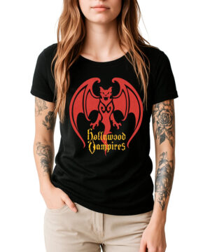 Czarna damska koszulka HOLLYWOOD VAMPIRES z nadrukiem „Bat logo”, prezentowana przez osobę stojącą z jedną ręką w kieszeni beżowych spodni.