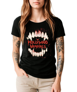 Damski T-shirt HOLLYWOOD VAMPIRES „Bite logo” w kolorze czarnym, z nadrukiem wampirzych ust oraz napisem „Hollywood Vampires”, prezentowany przez kobietę stojącą z jedną ręką w kieszeni.