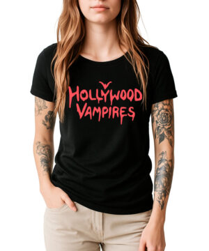 Czarna damska koszulka HOLLYWOOD VAMPIRES „Sign” z czerwonym napisem, zaprezentowana na modelce stojącej na białym tle. Modelka ma jasne spodnie i widoczne tatuaże na rękach.