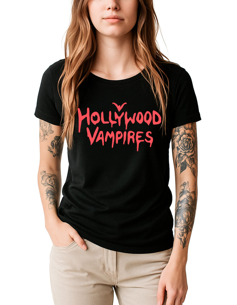 Czarna damska koszulka HOLLYWOOD VAMPIRES „Sign” z czerwonym napisem, zaprezentowana na modelce stojącej na białym tle. Modelka ma jasne spodnie i widoczne tatuaże na rękach.