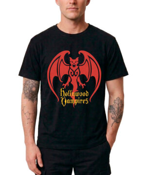 Czarna koszulka HOLLYWOOD VAMPIRES z „logo nietoperza” – czerwonym smokiem w kształcie nietoperza oraz żółtym napisem „Hollywood Vampires” wykonanym czcionką w stylu gotyckim.