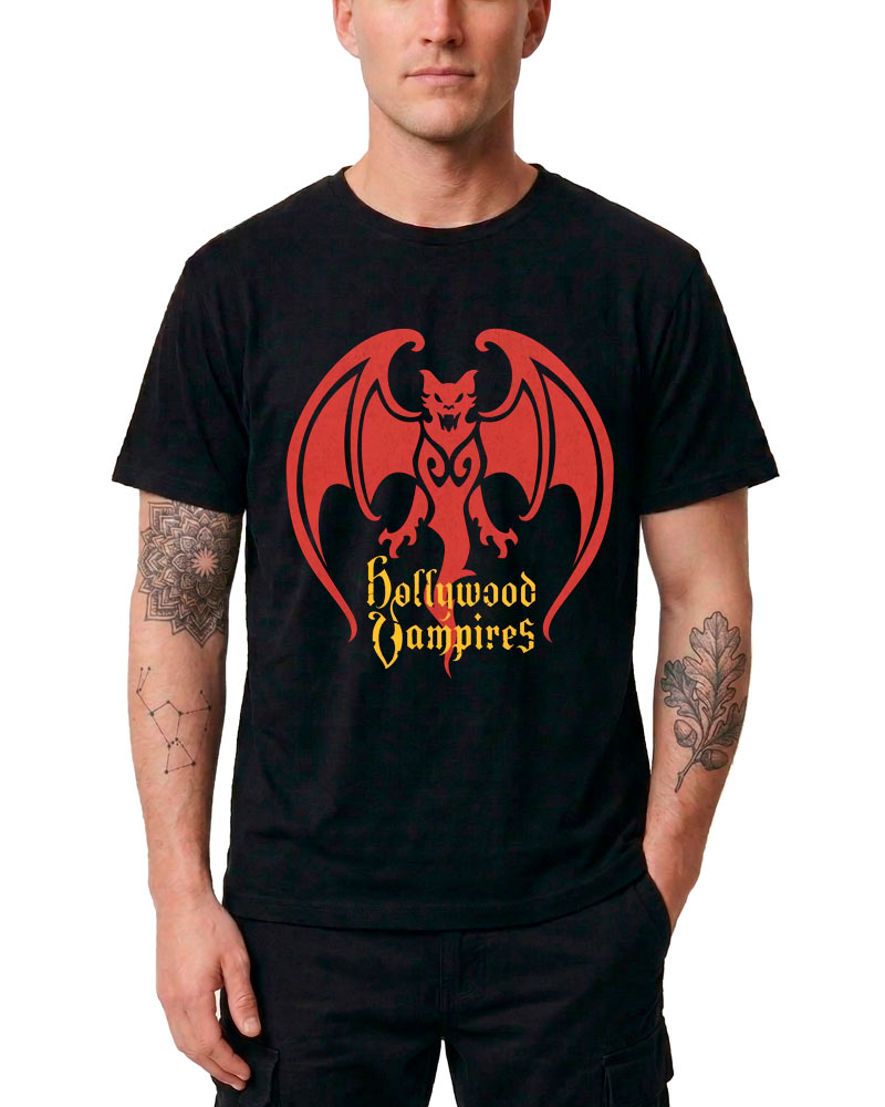 tshirt-muzyczny-koncertowy-meski-holywood-vampires-bat-logo Czarna koszulka HOLLYWOOD VAMPIRES z „logo nietoperza” – czerwonym smokiem w kształcie nietoperza oraz żółtym napisem „Hollywood Vampires” wykonanym czcionką w stylu gotyckim.