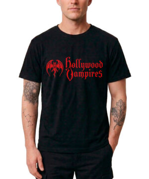 Czarna męska koszulka HOLLYWOOD VAMPIRES „Classic logo” z czerwonym gotyckim napisem i grafiką przedstawiającą nietoperza. Mężczyzna prezentuje koszulkę na jednolitym tle; widoczne są tatuaże na obu ramionach.