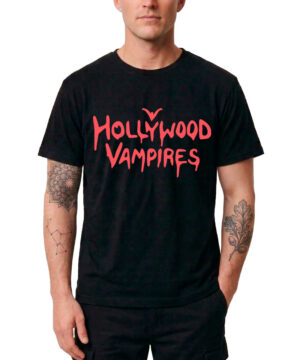 Czarna męska koszulka z nadrukiem HOLLYWOOD VAMPIRES „Sign”, z czerwonym napisem „Hollywood Vampires” wykonanym stylizowaną czcionką z przodu. Osoba prezentująca produkt ma widoczne tatuaże na obu przedramionach.