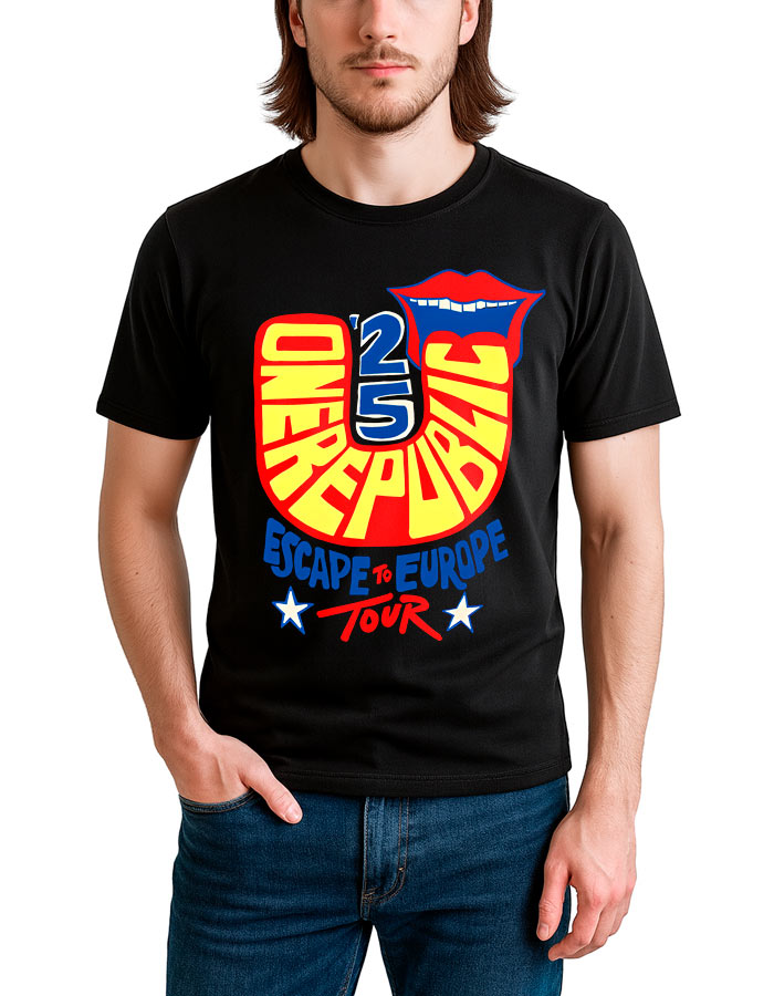 tshirt-muzyczny-meski-czarny-one-republic-escape-to-europe-lips Mężczyzna w czarnej koszulce ONE REPUBLIC "Escape to Europe Lips" z odważnym białym tekstem, żywą grafiką i nadrukiem czerwonych ust.