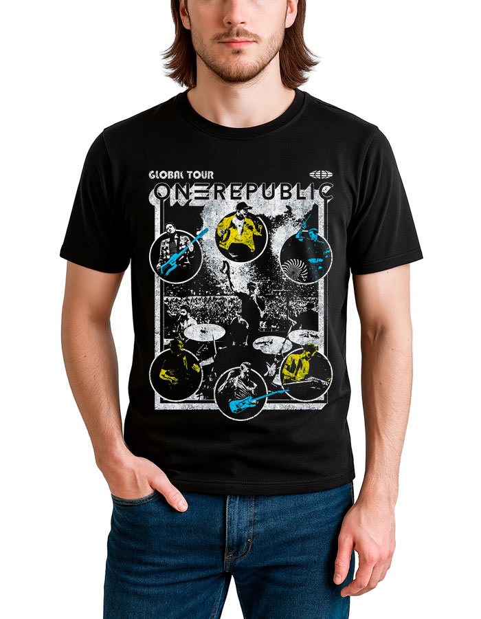 tshirt-muzyczny-meski-czarny-one-republic-global-tour Czarna koszulka ONE REPUBLIC "Global Tour" z niebiesko-żółtą grafiką zespołu, noszona przez mężczyznę w niebieskich dżinsach.