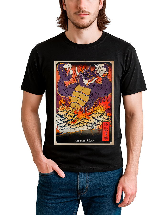 tshirt-muzyczny-meski-czarny-one-republic-invincible-kaiju Mężczyzna w fioletowej koszulce męskiej ONE REPUBLIC "Invincible Kaiju" z grafiką potwora i płonącej japońskiej budowli.