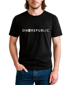 Czarna koszulka ONE REPUBLIC z białym napisem ONEREPUBLIC, gdzie trzecie E to trzy poziome linie.