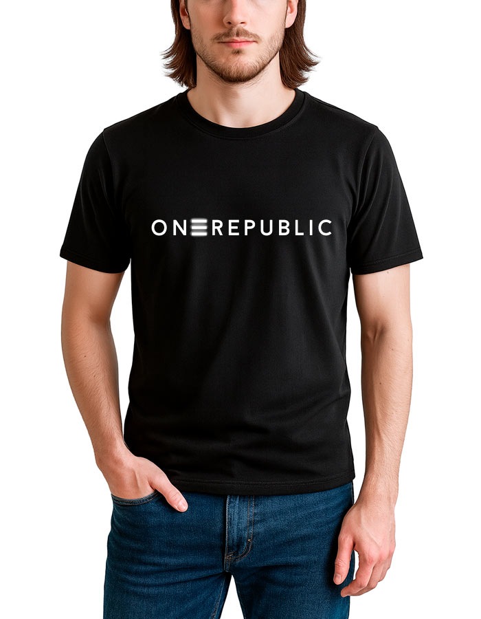 tshirt-muzyczny-meski-czarny-one-republic-need-your-love-classic-logo Czarna koszulka ONE REPUBLIC z białym napisem ONEREPUBLIC, gdzie trzecie E to trzy poziome linie.