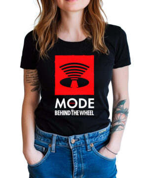 Czarna damska koszulka marki DEPECHE MODE z napisem „Behind the wheel” oraz czerwono-białą grafiką, zaprezentowana na modelce z rękami wsuniętymi do kieszeni dżinsów.