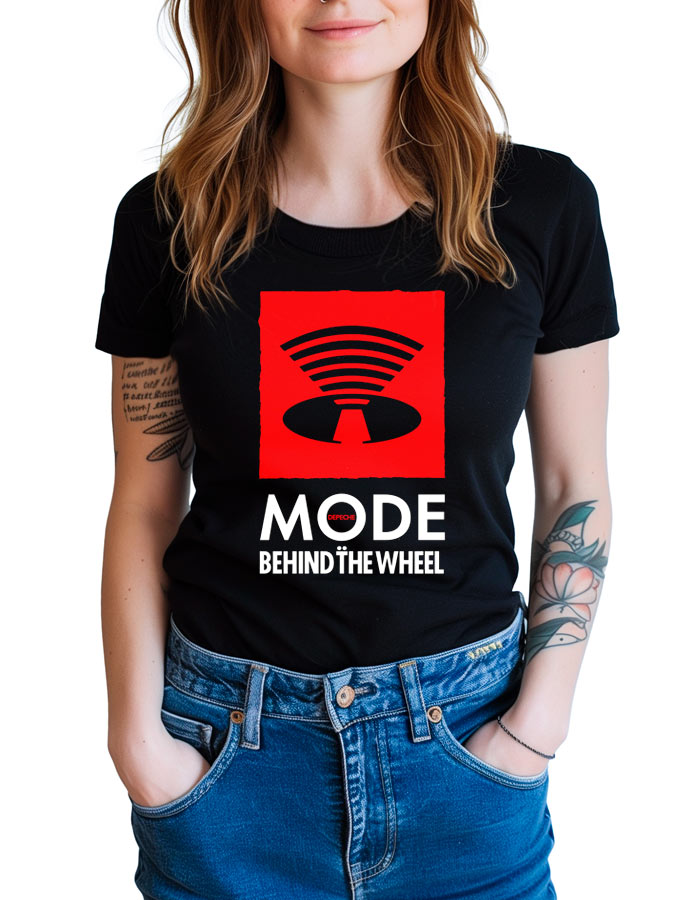 Czarna damska koszulka marki DEPECHE MODE z napisem „Behind the wheel” oraz czerwono-białą grafiką, zaprezentowana na modelce z rękami wsuniętymi do kieszeni dżinsów.