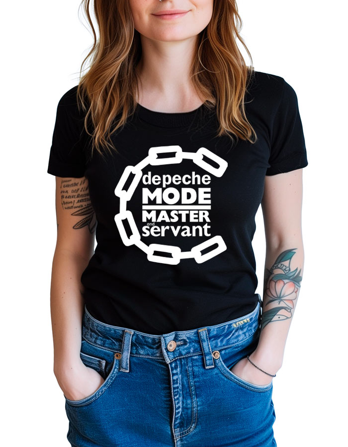 Czarna damska koszulka DEPECHE MODE „Master and Servant” z nadrukiem łańcucha, prezentowana przez kobietę w niebieskich dżinsach, z widocznymi tatuażami na rękach.