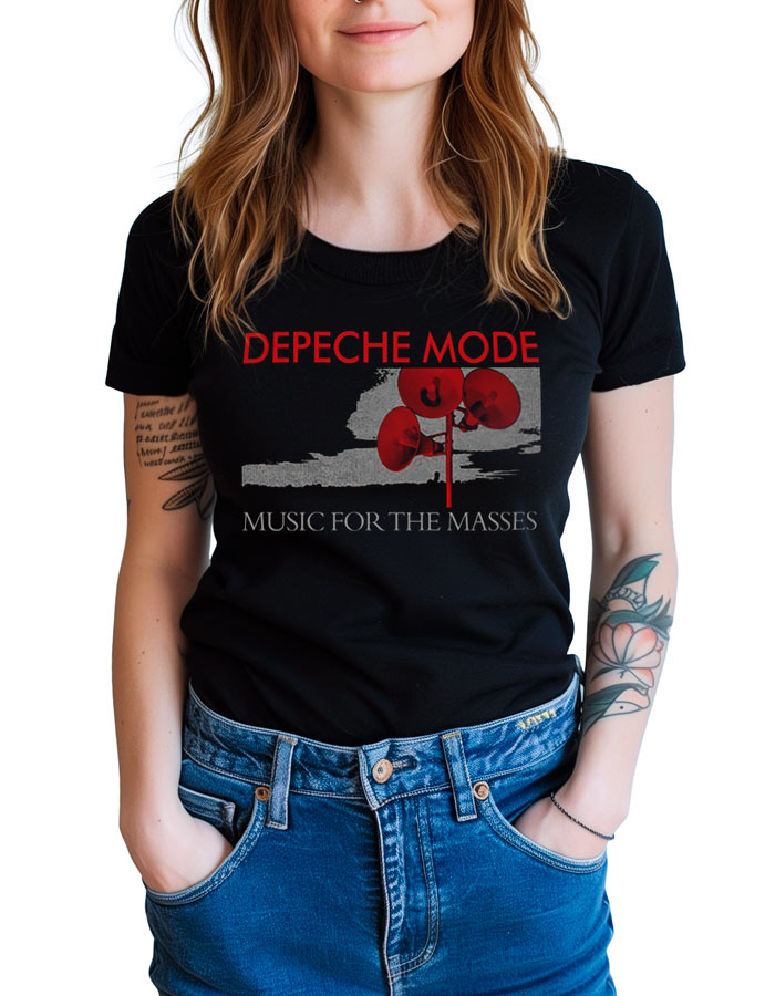 tshirt-damski-czarny-depeche-mode-music-for-the-masses-classic Czarna koszulka DEPECHE MODE z czerwonymi grafikami oraz napisem „Music for the Masses classic”, zaprezentowana na osobie ubranej w niebieskie dżinsy z widocznymi tatuażami na ramionach.