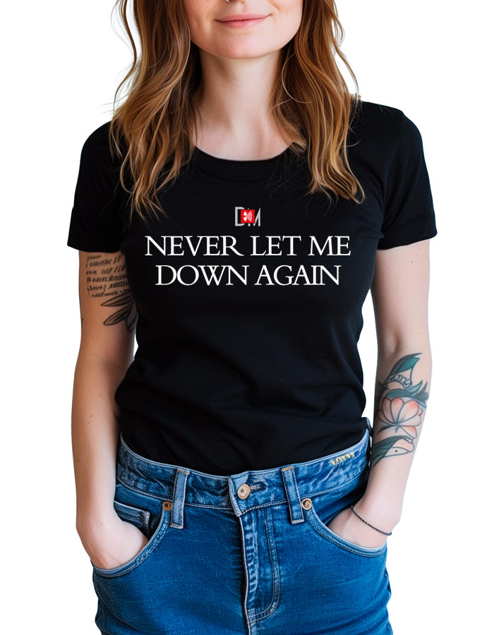 Czarna damska koszulka DEPECHE MODE z napisem „Never let me down again”, prezentowana przez kobietę w dżinsach, z widocznymi tatuażami na ramionach.