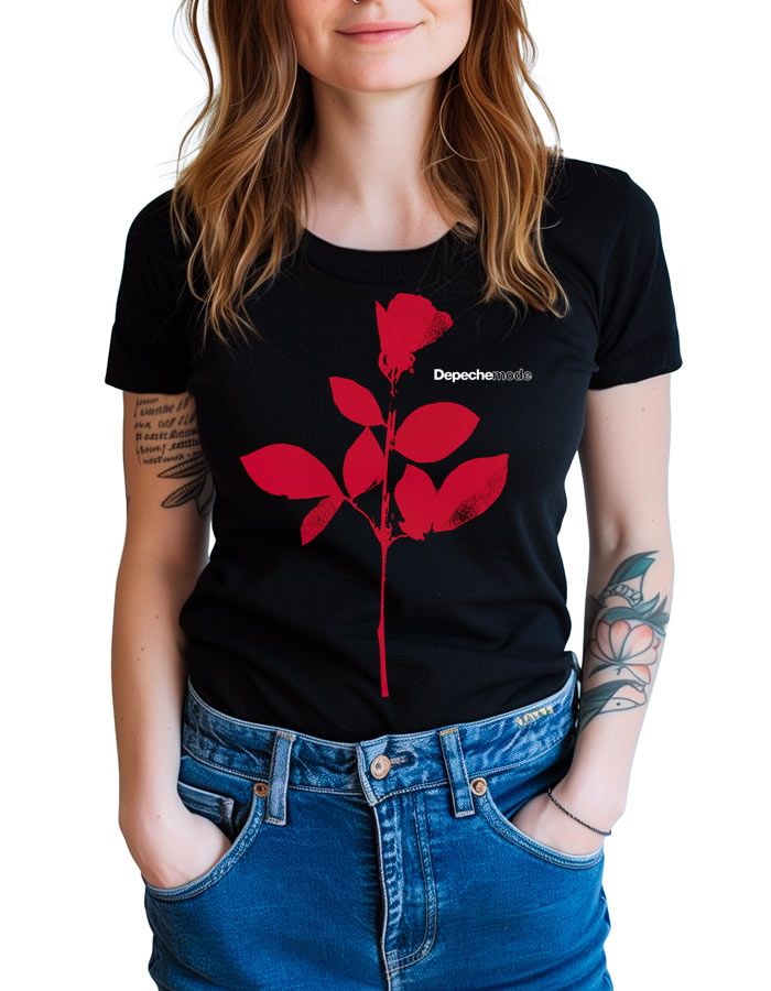 Czarna damska koszulka DEPECHE MODE „Rose” z dużym czerwonym nadrukiem przedstawiającym różę oraz napisem „Depeche Mode”, prezentowana przez osobę stojącą z rękami w kieszeniach dżinsów.
