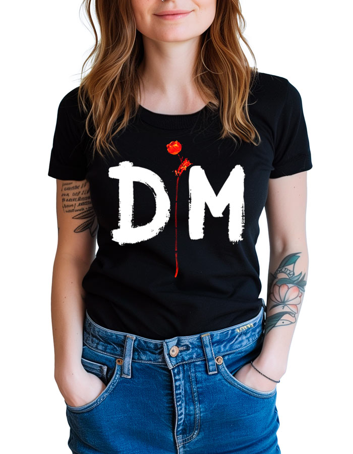 tshirt-damski-czarny-depeche-mode-violator-logo Czarna damska koszulka DEPECHE MODE z dużym białym napisem „DM” oraz czerwonym śladem układającym się w literę I pomiędzy nimi; osoba ma ręce w kieszeniach dżinsów.
