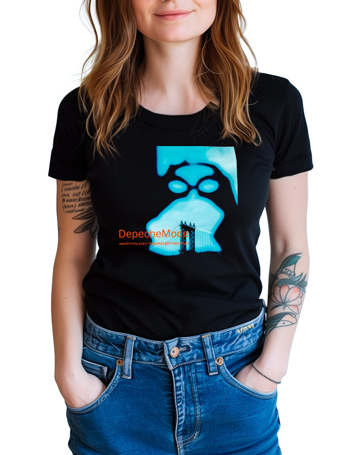 tshirt-damski-czarny-depeche-mode-world-in-my-eyes Czarna damska koszulka DEPECHE MODE „World in my eyes” z niebieskim, abstrakcyjnym nadrukiem; kobieta stoi z rękami w kieszeniach dżinsów, na przedramieniu widać tatuaże.