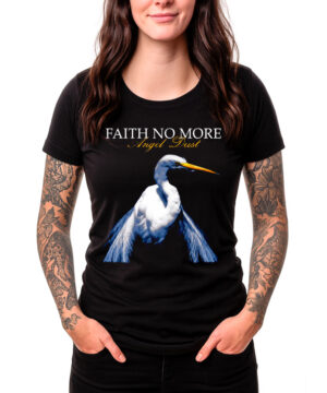 Czarna damska koszulka FAITH NO MORE „Angel Dust” z nadrukiem przedstawiającym niebiesko-białego ptaka, prezentowana przez kobietę stojącą z rękami w kieszeniach.