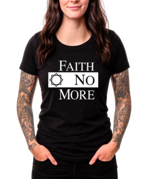Czarna damska koszulka FAITH NO MORE „Classic logo” z nazwą zespołu i geometrycznym symbolem obok napisu „FAITH”, prezentowana przez osobę o długich brązowych włosach i tatuażach, na białym tle.