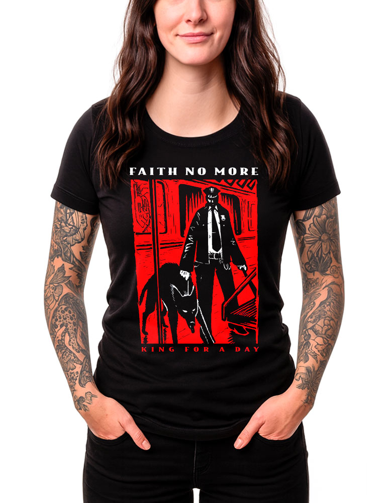 tshirt-damski-czarny-faith-no-more-king-for-a-day-30th-anniversary Czarna damska koszulka FAITH NO MORE „King for a Day 30th Anniversary” z wyrazistym czerwono-czarnym nadrukiem, zaprezentowana na modelce na białym tle.