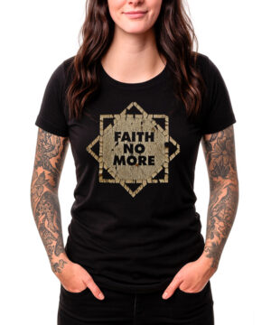 Damska koszulka FAITH NO MORE „Logo aged” w kolorze czarnym, z geometrycznym złotym wzorem i napisem FAITH NO MORE z przodu. Modelka ma długie brązowe włosy i tatuaże.