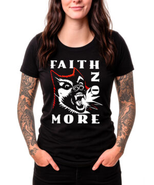 Czarna koszulka FAITH NO MORE z charakterystycznym nadrukiem „Logo dog” oraz stylizowaną grafiką warczącego wilka z przodu, prezentowana przez osobę o długich włosach i tatuażach.
