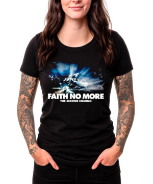 Czarna damska koszulka FAITH NO MORE „The Second Coming” z nadrukiem niebiesko-białych chmur, prezentowana przez kobietę stojącą z rękami w kieszeniach.