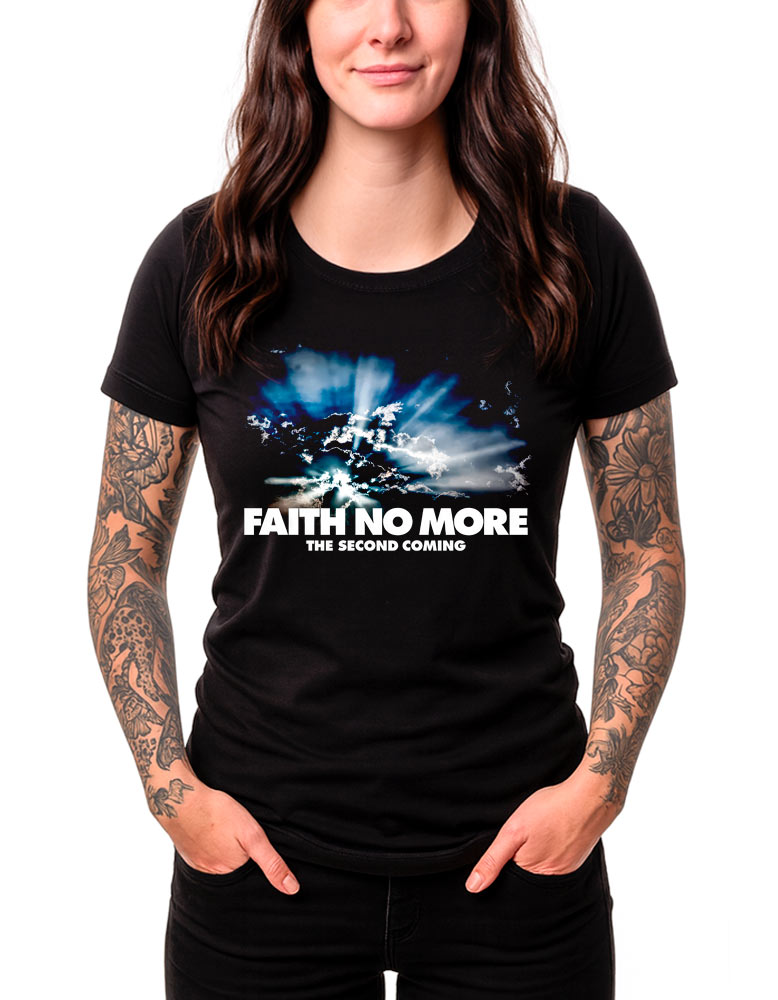 tshirt-damski-czarny-faith-no-more-the-second-comming Czarna damska koszulka FAITH NO MORE „The Second Coming” z nadrukiem niebiesko-białych chmur, prezentowana przez kobietę stojącą z rękami w kieszeniach.