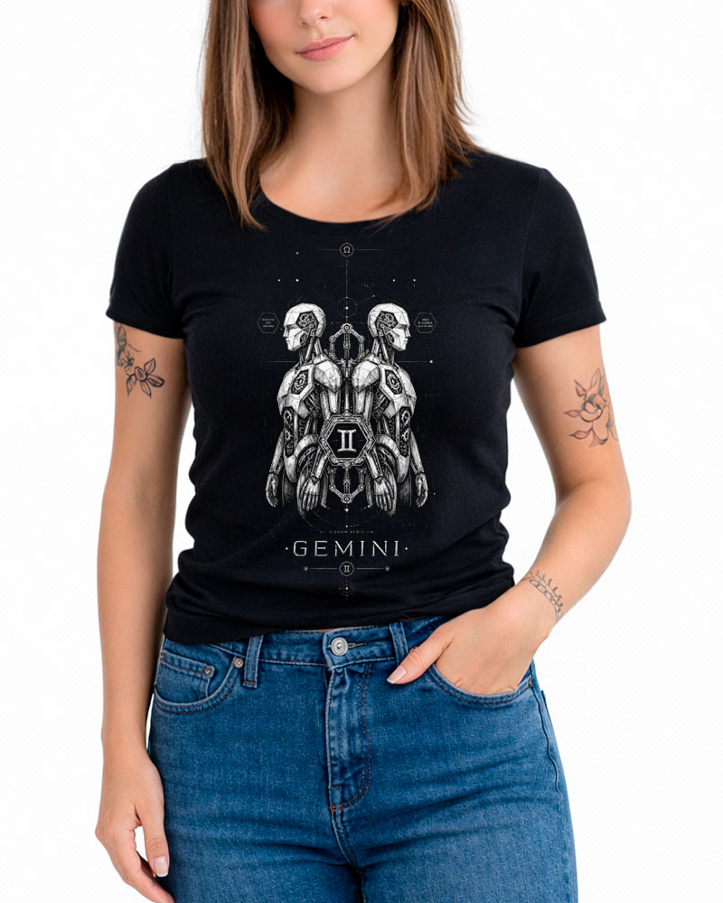 tshirt-damski-czarny-znaki-zodiaku-astro-mechanica-bliznieta Czarna damska koszulka z motywem Bliźniąt, z dekoltem w kształcie serca i wzorem przedstawiającym lustrzane odbicia robotów, prezentowana przez kobietę z tatuażami na przedramionach, ubraną w niebieskie dżinsy na białym tle.