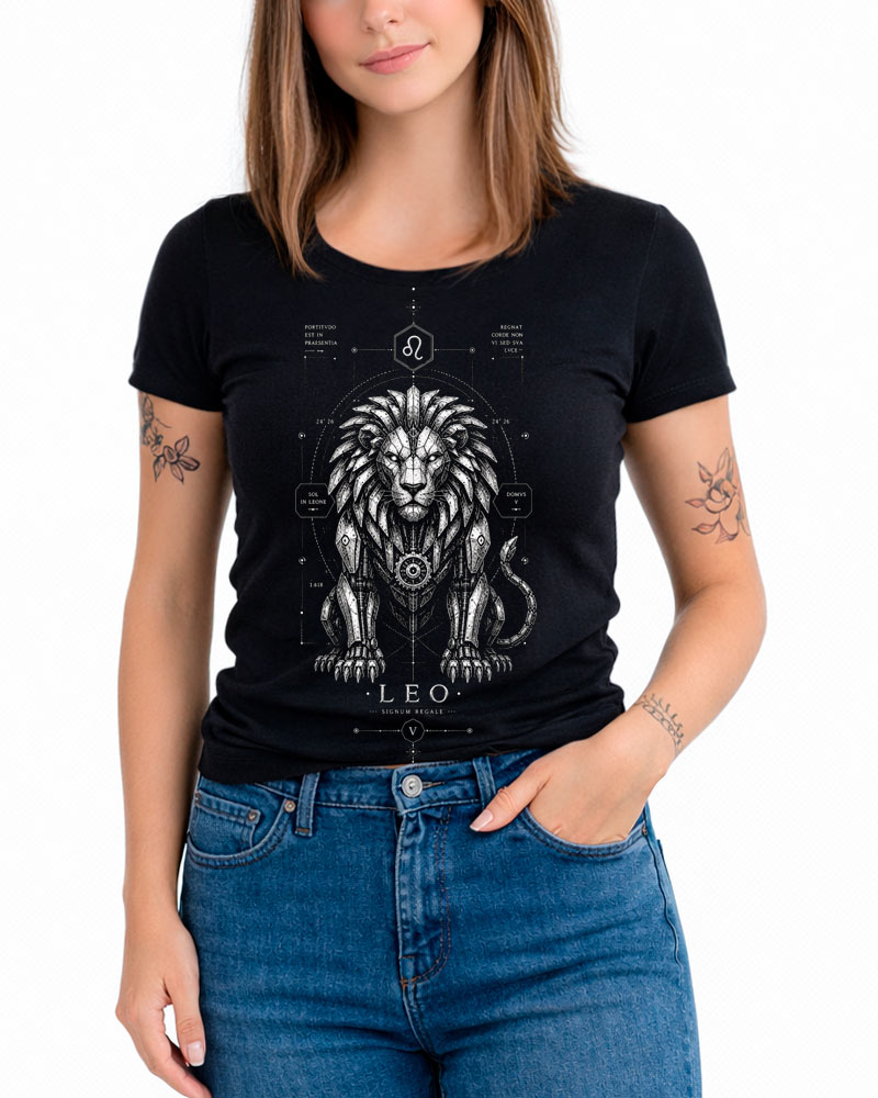 tshirt-damski-czarny-znaki-zodiaku-astro-mechanica-lew Czarna damska koszulka z motywem lwa, z dekoltem w serek, ozdobiona białym nadrukiem przedstawiającym lwa oraz napisem „LEO”, prezentowana przez kobietę w dżinsach.