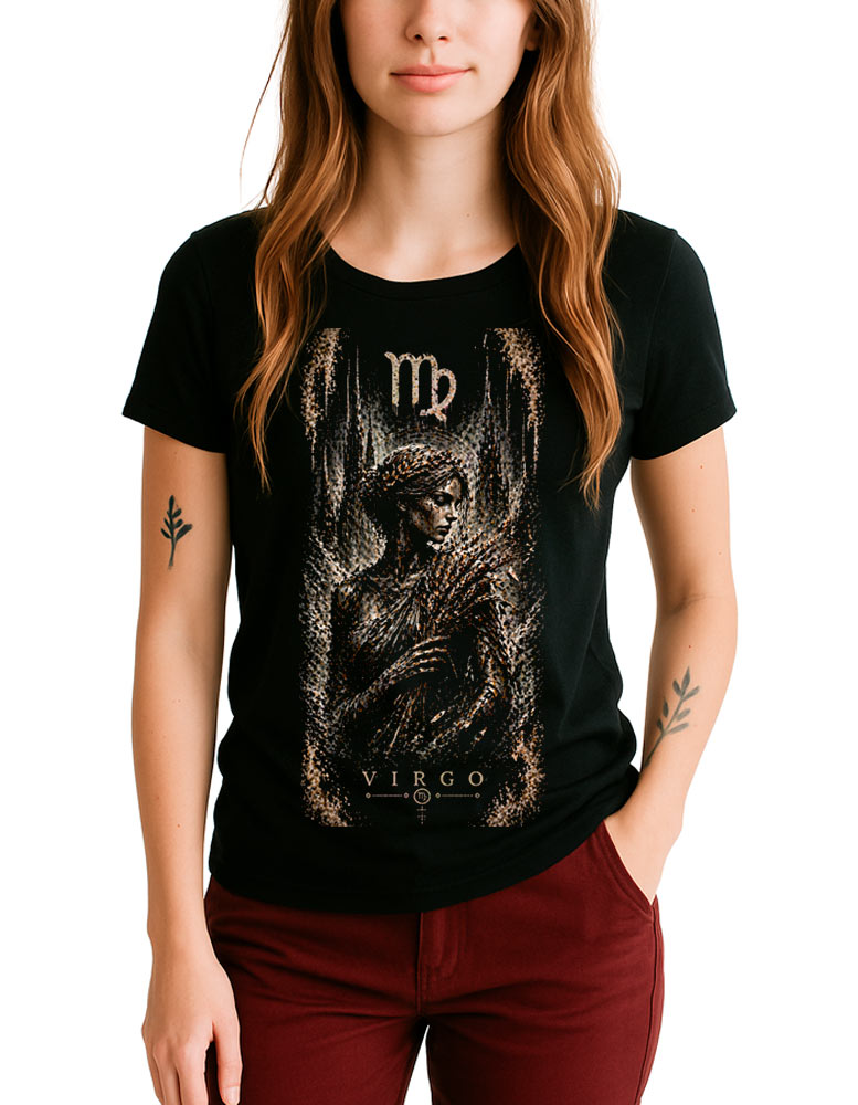 tshirt-damski-czarny-znaki-zodiaku-zodiac-mystique-panna Czarna damska koszulka z motywem Panny, z dekoltem w kształcie serca, ozdobiona ilustracją postaci i symbolem znaku zodiaku Panny; modelka stoi z rękami w kieszeniach.