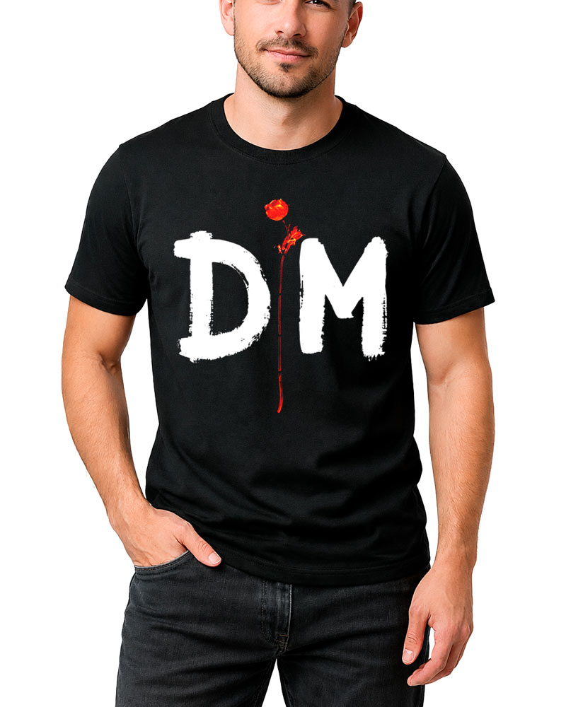 tshirt-meski-czarny-depeche-mode-violator-logo Czarna męska koszulka DEPECHE MODE z napisem „Violator logo”, dużymi białymi literami DM oraz wyrazistym czerwonym wzorem przypominającym rozprysk krwi nad literami i pomiędzy nimi.