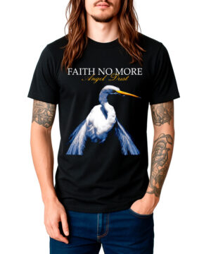 Czarna koszulka FAITH NO MORE „Angel Dust” z białym ptakiem i żółtym dziobem z przodu, prezentowana przez osobę z jedną ręką w kieszeni.