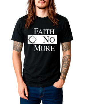 Męska koszulka FAITH NO MORE „Classic logo” z nadrukiem, w kolorze czarnym, zaprezentowana na osobie z długimi włosami i tatuażami. Z przodu koszulki znajduje się duży biały napis z nazwą zespołu oraz ozdobny symbol obok słowa „Faith”.