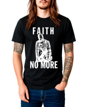 Czarna koszulka FAITH NO MORE „Gimp” z białym nadrukiem przedstawiającym klęczącą postać oraz napisem FAITH NO MORE. Na zdjęciu widać osobę z długimi włosami i tatuażami, prezentującą produkt.