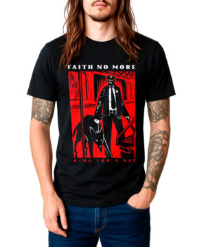 Czarna koszulka FAITH NO MORE „King for a Day 30th Anniversary” z czerwono-białym nadrukiem i wyraźnym napisem, zaprezentowana na osobie stojącej z jedną ręką w kieszeni dżinsów.