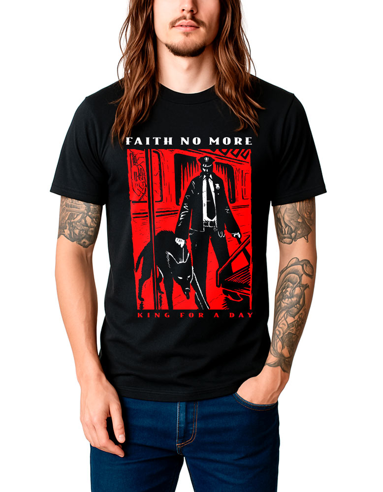 Czarna koszulka FAITH NO MORE „King for a Day 30th Anniversary” z czerwono-białym nadrukiem i wyraźnym napisem, zaprezentowana na osobie stojącej z jedną ręką w kieszeni dżinsów.