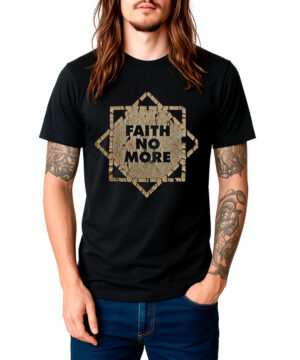 Czarna męska koszulka FAITH NO MORE „Logo aged” z geometryczną grafiką i nadrukiem tekstu FAITH NO MORE, prezentowana przez osobę stojącą z jedną ręką w kieszeni.
