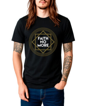 Czarna męska koszulka FAITH NO MORE z nadrukiem „Sol Invictus logo” i geometryczną grafiką z przodu, widoczna na modelu stojącym z jedną ręką w kieszeni.