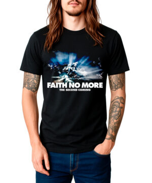 Czarna koszulka FAITH NO MORE „The Second Coming” z niebiesko-białą grafiką przedstawiającą chmury, zaprezentowana na osobie stojącej z jedną ręką w kieszeni.