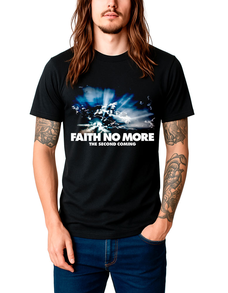 tshirt-meski-czarny-faith-no-more-the-second-comming Czarna koszulka FAITH NO MORE „The Second Coming” z niebiesko-białą grafiką przedstawiającą chmury, zaprezentowana na osobie stojącej z jedną ręką w kieszeni.